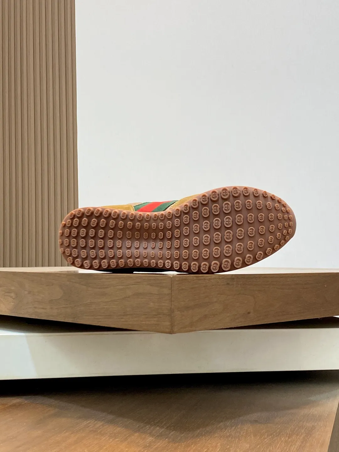 Men's shoes 💰660 [Gucci] Gucci - high-end quality original order 👩🏻‍❤️‍👨🏻 couple wear 🔍🔍🔍 casual sports shoes - upper: 🔝 suede calfskin, shoe body brand totem cloth. brand webbing, tongue. heel. air pressure brand logo - lining: water-dyed sheepskin -Outsole: ultra-light TPU foam·TR rubber; two-color molded outsole -Ultra-high quality control·fine workmanship: highlighted (high-end·exquisite·class) -Size: same style for men and women 36-44 (female 35, 40, male 45, 46 can be customized)·